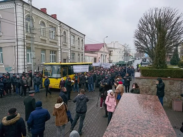 У Луцьку страйкують працівники «Богдан Моторс» (фото, відео, оновлено)