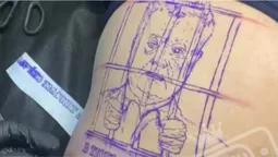 Харків'янин набив тату Порошенка собі на сідницях (відео)