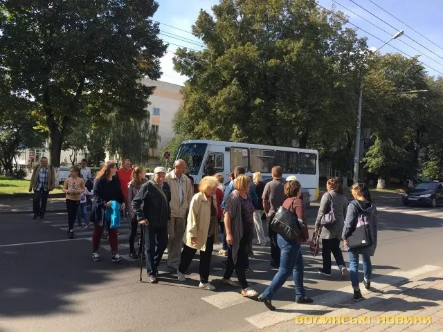 У Луцьку страйкують дачники: перекрили проспект Волі (фото)