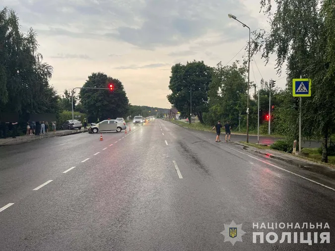 Під Луцьком на перехресті потрощилися легковики (фото)