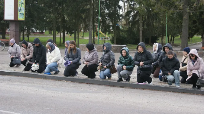 До останнього подиху – за Україну: Рожищенська громада попрощалася з Героєм Сергієм Мандзюком (фото)
