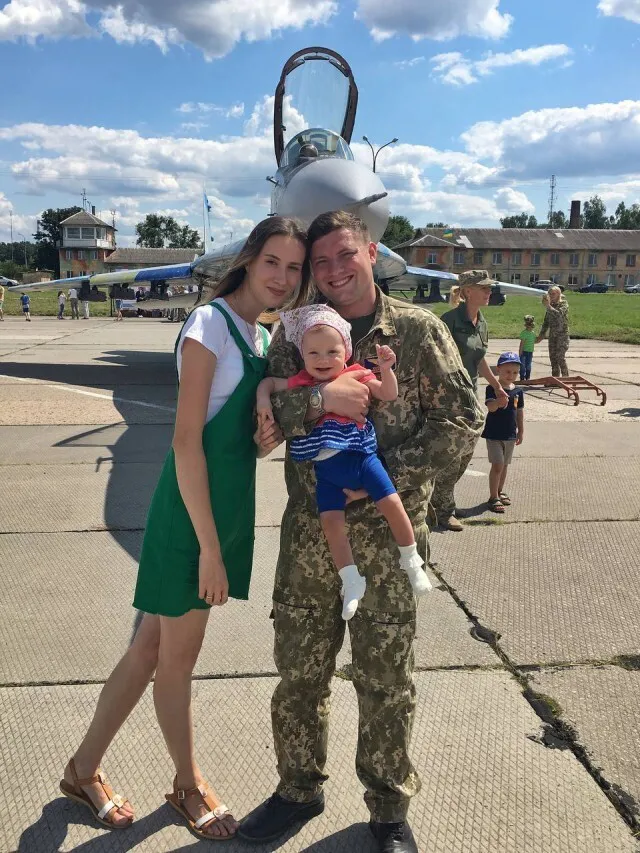 «Донечка нюхала квіти на вінку, не розуміючи, що тата вже немає», – вдова льотчика з луцького аеродрому