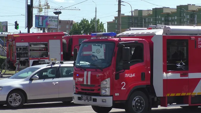 Багато спецтехніки й рятувальників: у Луцьку – «горів» «Ювант»:  (фото, відео)