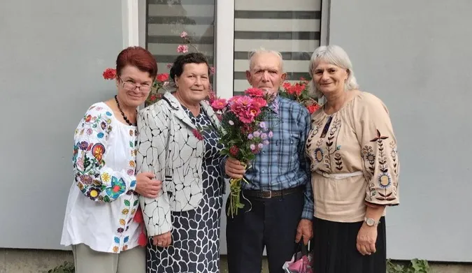 На Волині привітали 93-річного дідуся з днем народженням