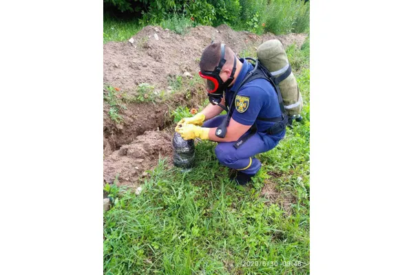У Луцьку невідомі викинули на вулицю ртутні термометри (фото)