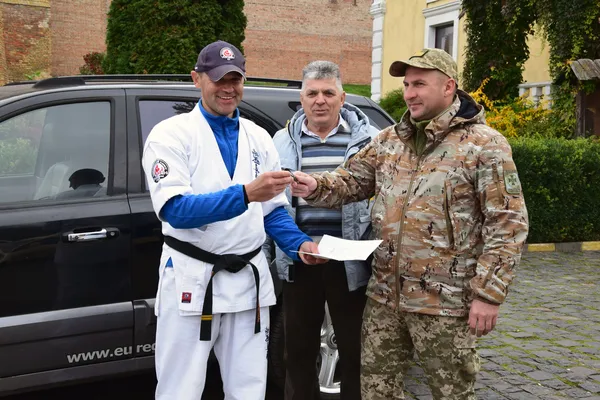Юні каратисти подарували позашляховик волинським прикордонникам (фото, відео)