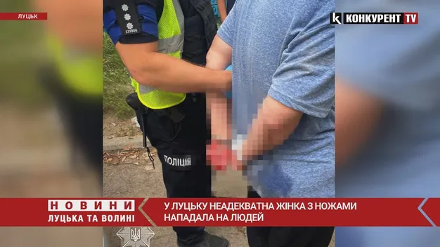 У Луцьку неадекватна жінка з ножами кидалася на людей (фото, відео)