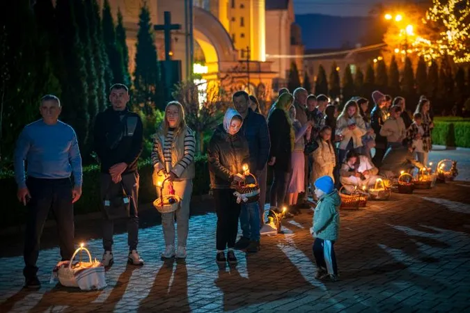 Полум'я свічок і сяйво інсталяцій: якою була Великодня ніч у Луцьку (фото)