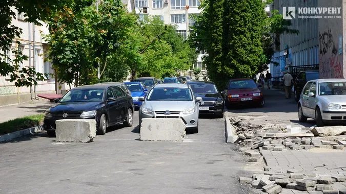 Зворотня сторона медалі: прилеглі вулиці під зав'язку запарковані автівками