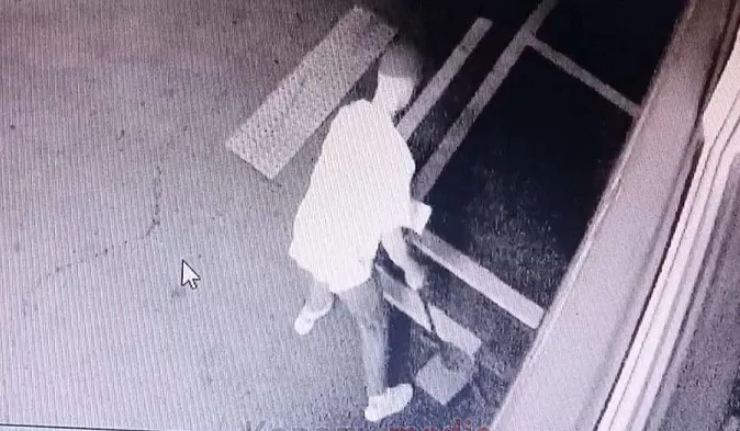 У Ковелі п'яний підліток пошкодив табличку для незрячих (відео)