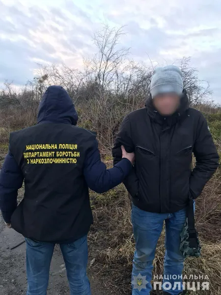 У Луцьку затримали «закладника» з небезпечним психотропом (фото)
