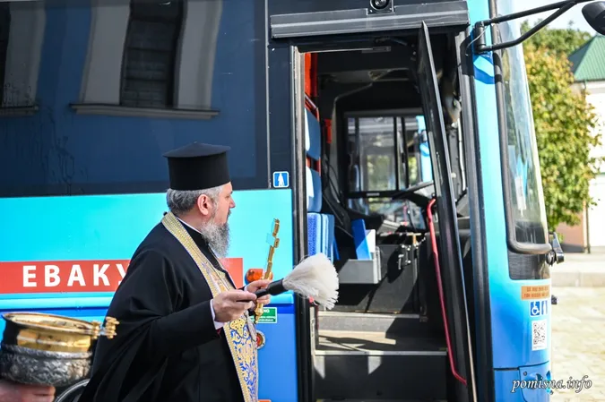 Епіфаній освятив автобуси для евакуації поранених, які придбали волиняни (фото)