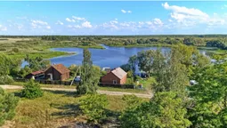 Видно білорусь: у покинутому селі на Волині показали оглядову вежу біля озера (відео)