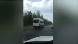 На волинській трасі маршрутка з пасажирами їхала зустрічною смугою (відео)