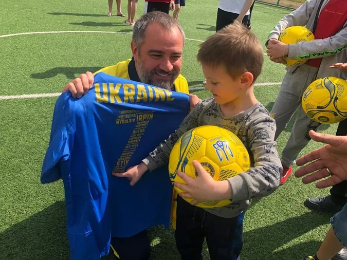Збірна України з футболу представила нову форму із назвами міст-героїв (фото)