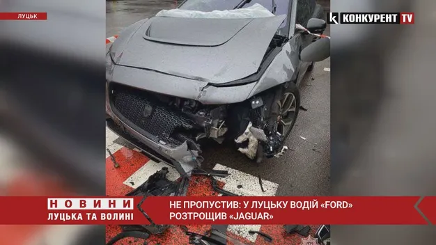 Не пропустив: у Луцьку водій «форда» розтрощив «ягуар» (фото, відео)