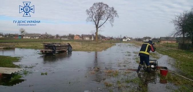 Камінь-Каширщина у воді: рятувальники відкачали воду з присадибної ділянки (фото)