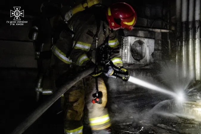 Нічна атака ворога: у Святошинському районі Києва горів магазин (фото, відео)