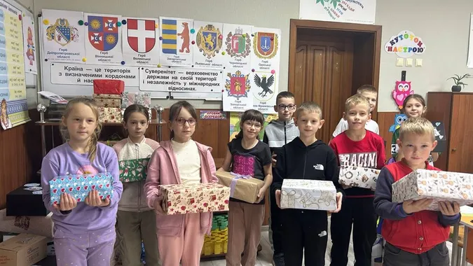 «Коробка тепла»: у Луцьку діти збирають подарунки для військових до Святого Миколая (фото)