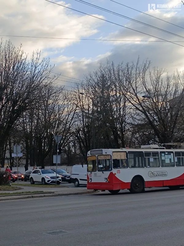 У Луцьку – затор через тролейбус (фото)