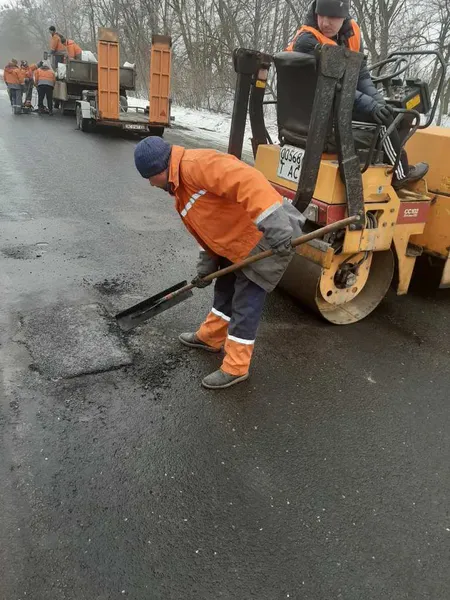 На Волині почали латати розбиті за зиму дороги (фото)