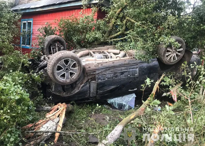 В'їхав у паркан, дерево і перекинувся: на Волині Range Rover злетів з дороги (фото, відео)