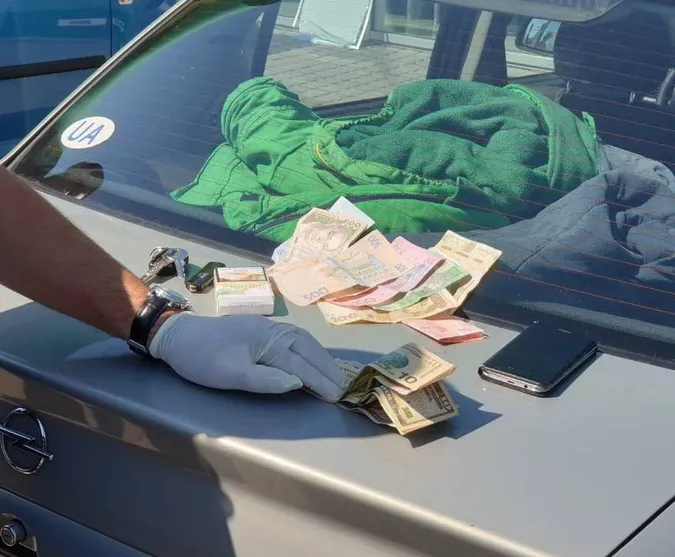 Двох волинських митників підозрюють у систематичному хабарництві
