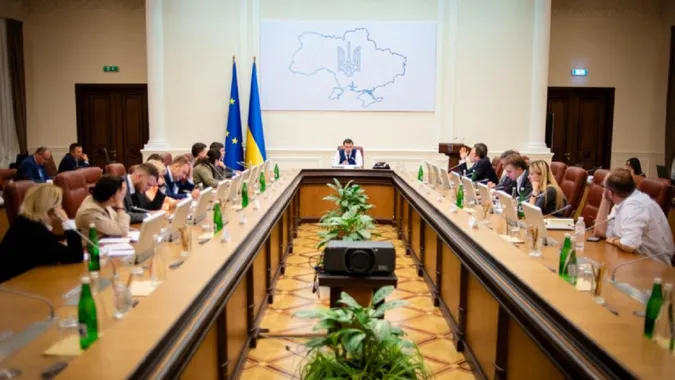 Зарплату чиновників «прив’язали» до середньої зарплати в країні