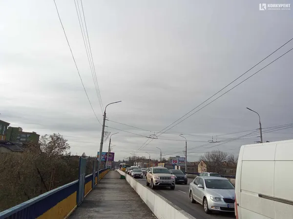 У Луцьку – аварія на мості біля «ПортCity»: рух ускладнений (фото, відео, оновлено)