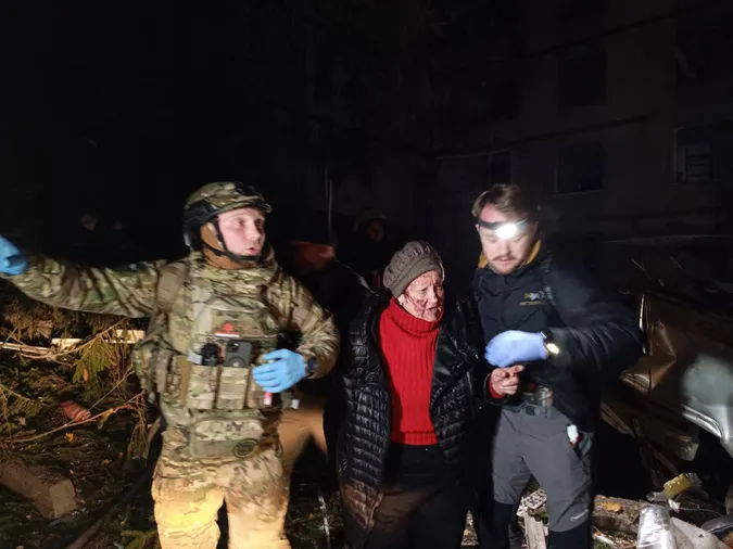 Росіяни вдарили по багатоповерхівці у Харкові – є жертви (фото)