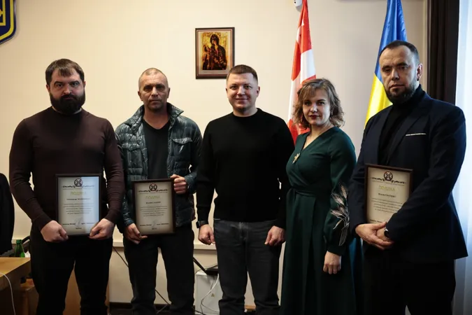 Тарас Шкітер вручив нагороди Міністерства у справах ветеранів волинським волонтерам (фото)
