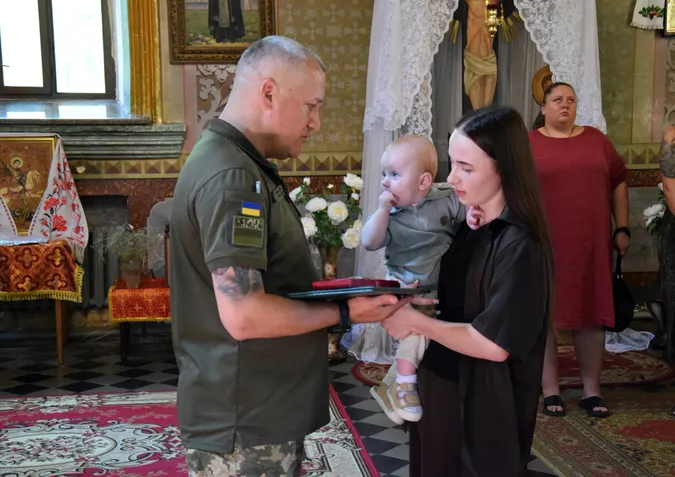 На Волині родинам загиблих прикордонників вручили посмертні нагороди їхніх героїв (фото)