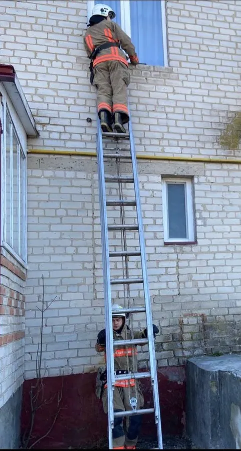 Влізли у вікно й дали поміряти шолом: на Волині врятували зачиненого у квартирі хлопчика (фото)