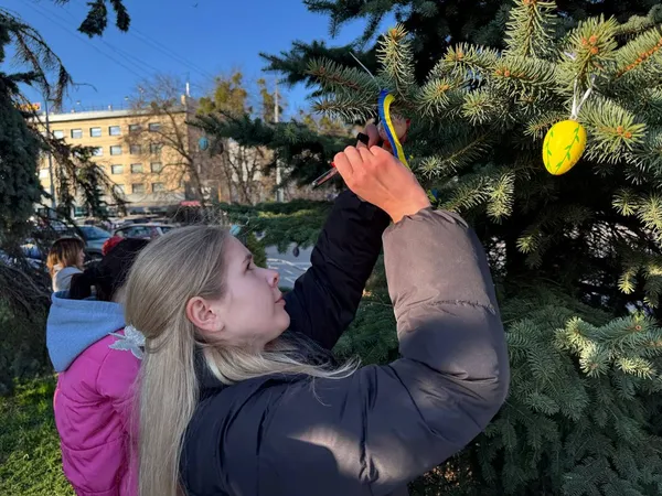 «Великодня надія»: у Луцьку рідні полонених та зниклих безвісти Героїв влаштували акцію (фото)