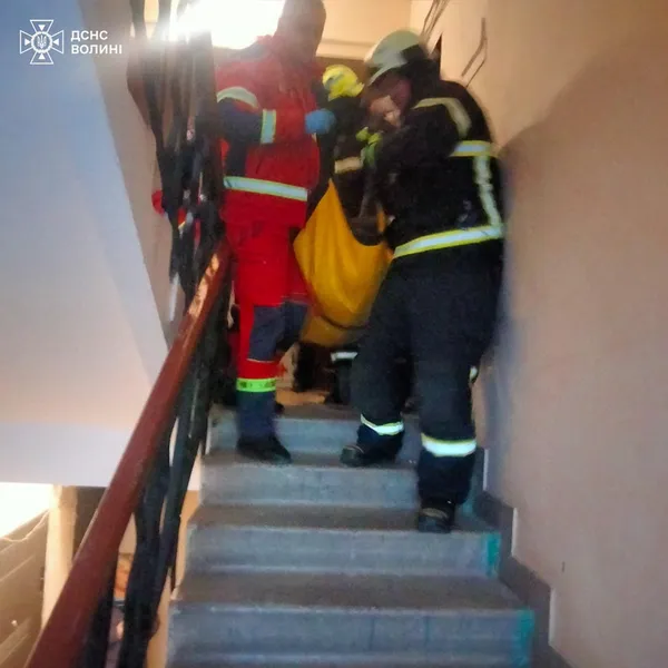 У Луцьку рятувальники визволили бабусю із замкненої квартири (фото)
