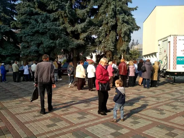 У центрі Луцька безкоштовно оглядають груди (фото)