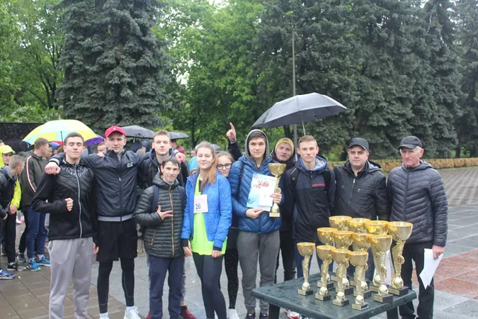 Дощ і перемоги: в Луцьку відбулася легкоатлетична естафета (фото)