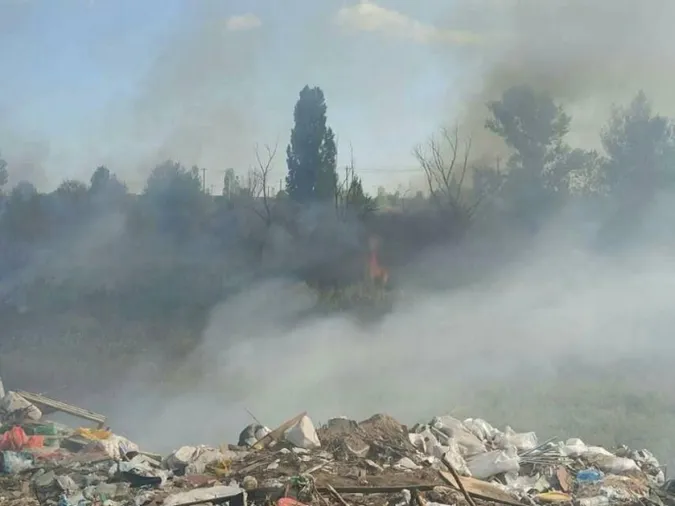 У Києві горить сміттєзвалище: столиця в диму (фото)