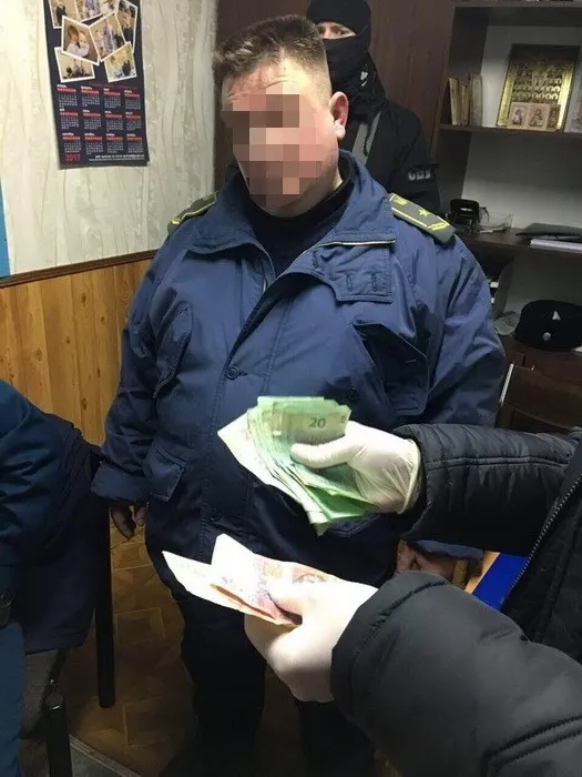 СБУ показала фото із затримання волинських митників на хабарі
