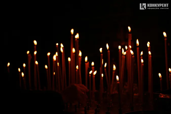 У Луцьку на колінах попрощалися зі ще одним загиблим Героєм (фото)