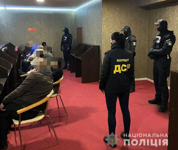 Пускали «своїх»: у Луцьку на Соборності «накрили» підпільне казино