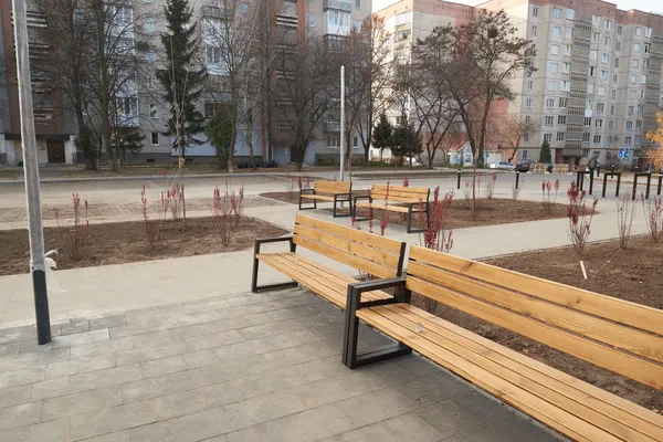 Ще тиждень: у Луцьку завершують облаштування площі перед РАЦСом (фото, відео)