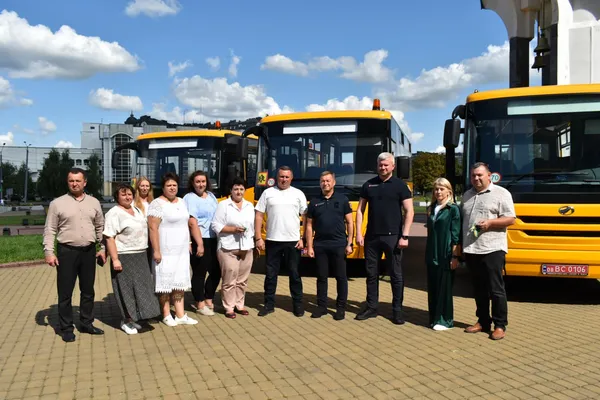На Волині три громади отримали шкільні автобуси (фото)