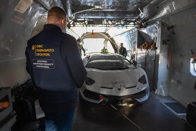 Україна передала Німеччині Lamborghini та Rolls Royce як речові докази (фото)