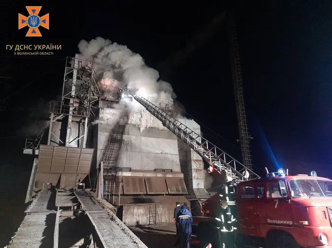 У Володимирі горіла зерносушарка (фото)