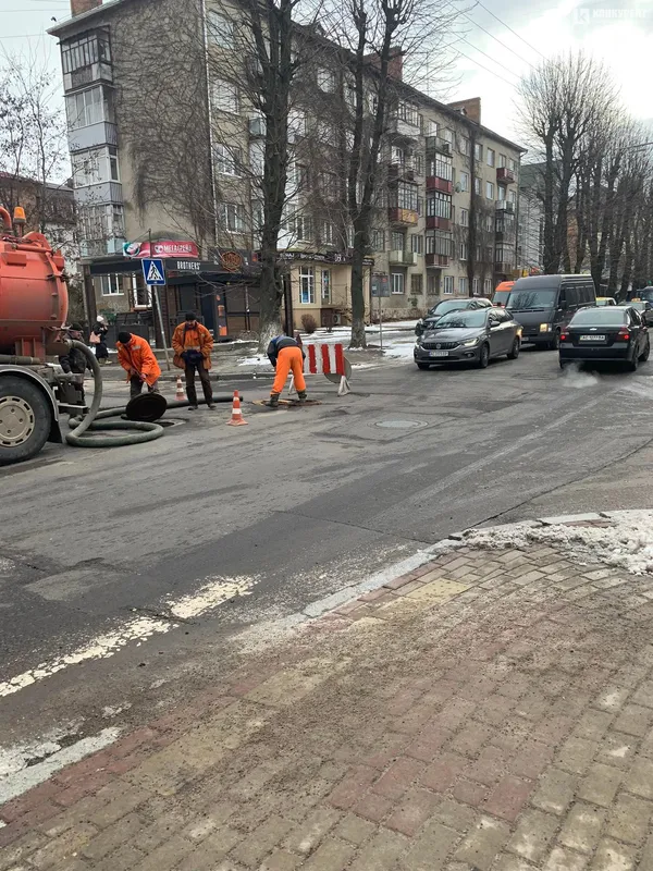 У центрі Луцька комунальники перегородили дорогу: ремонтують люки (фото)