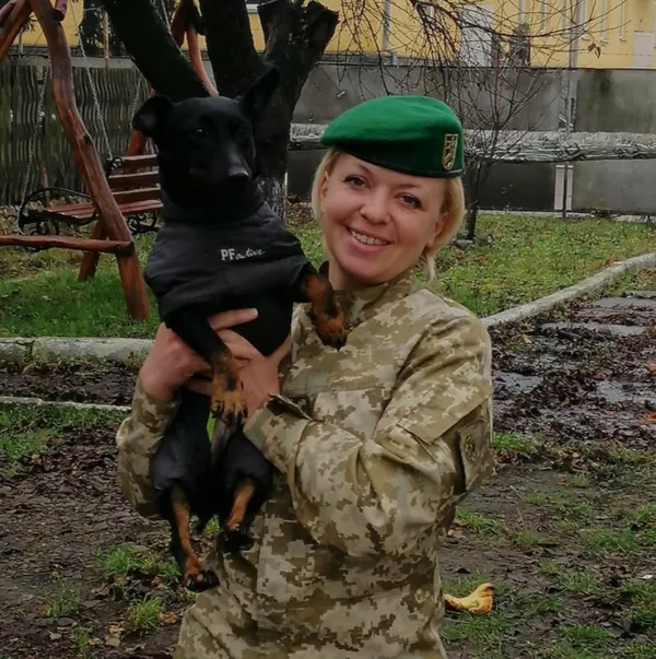 Їздить в автокріслі, їсть цукерки, шукає цигарки: волинська захисниця розповіла, як собаки винюхують контрабанду (фото)