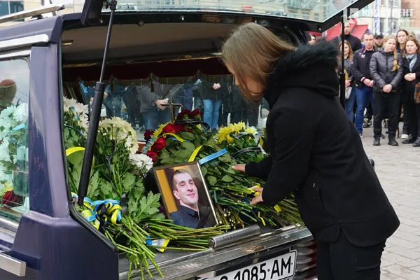 Він хотів би, щоб ми посміхались: Луцьк попрощався із Героєм Андрієм Романовим (фото)