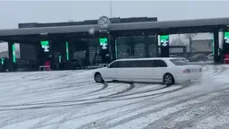 У Луцьку на заправці дрифтував лімузин (відео)