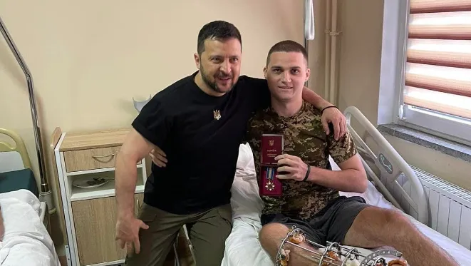 Зеленський вручив орден бійцю волинської бригади, пораненому під Соледаром (фото)